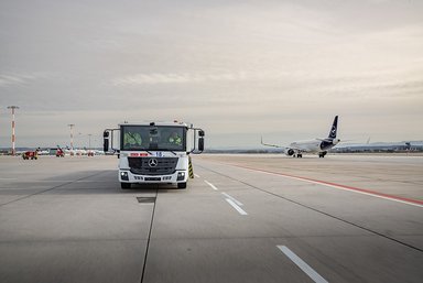 Laden, tanken, fliegen: Mercedes-Benz eEconic für die Flugzeugbetankung übergeben
