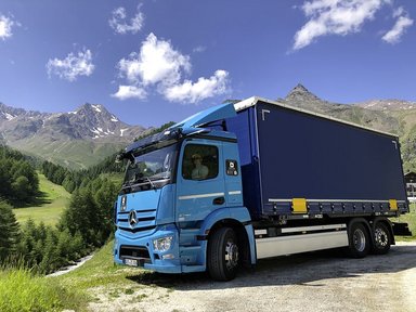 All-electric mountain climbers: Mercedes-Benz eActros trucks on test in South Tyrol