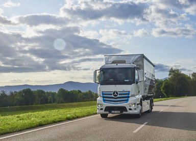 Fully electric heavy-duty distribution truck on the road near Rastatt: Mercedes-Benz eActros in practical testing at Logistik Schmitt