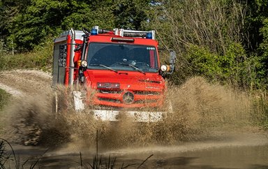 Mercedes-Benz Special Trucks zeigt auf der RETTmobil einen hochgeländegängigen Unimog als Tanklöschfahrzeug