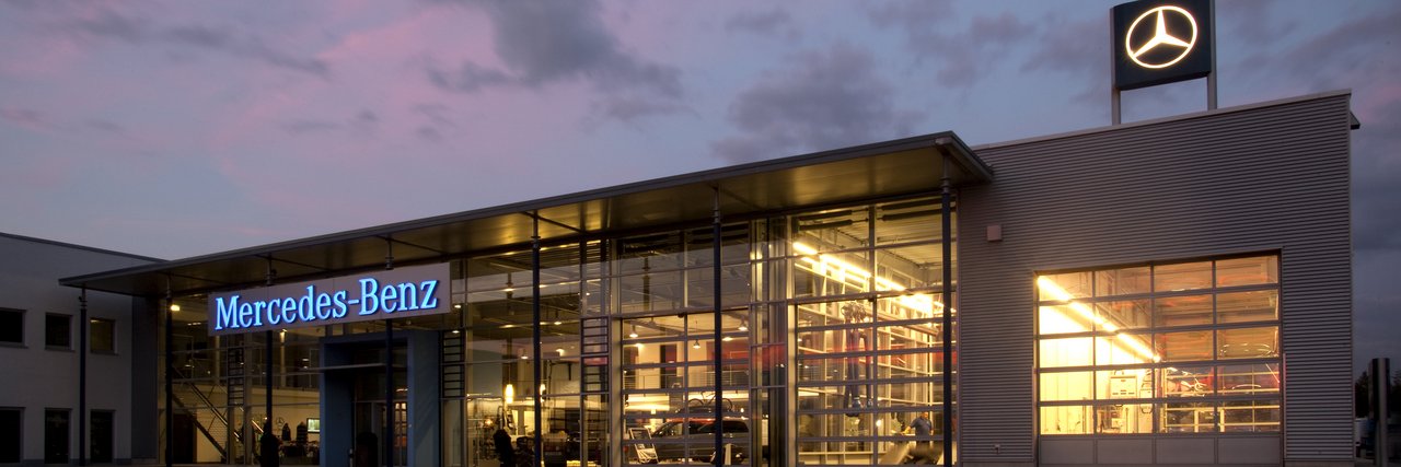 Das Mercedes-Benz Nutzfahrzeugzentrum Eschweiler mit modernen Werkstatthallen und Showroom.