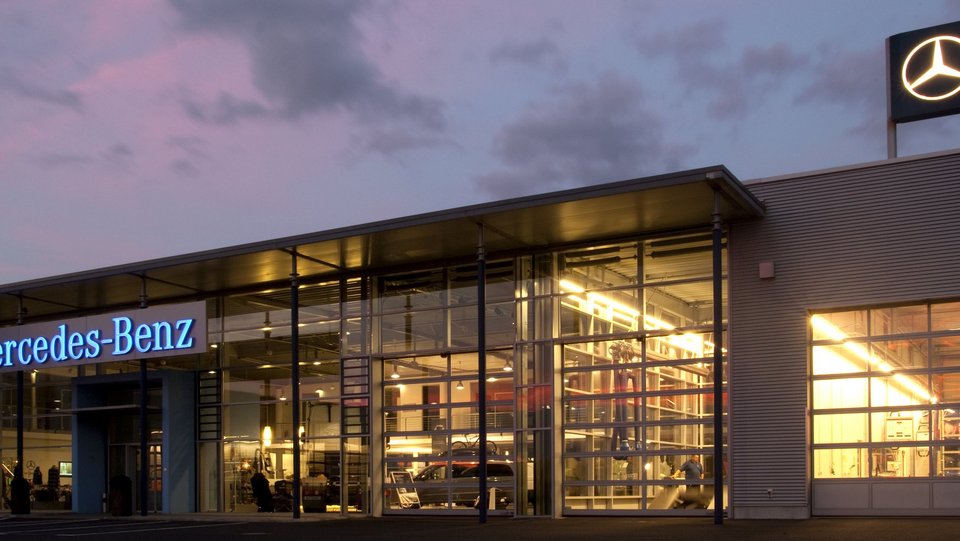 Das Mercedes-Benz Nutzfahrzeugzentrum Eschweiler mit modernen Werkstatthallen und Showroom.