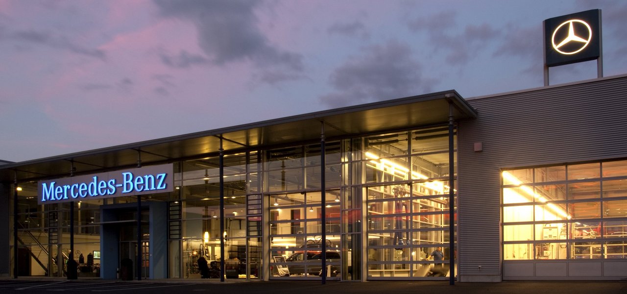 Das Mercedes-Benz Nutzfahrzeugzentrum Eschweiler mit modernen Werkstatthallen und Showroom.