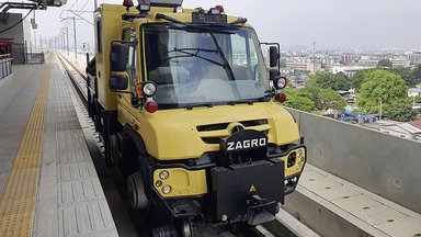 Zwei Unimog im Zweiwege-Einsatz in Bangkok