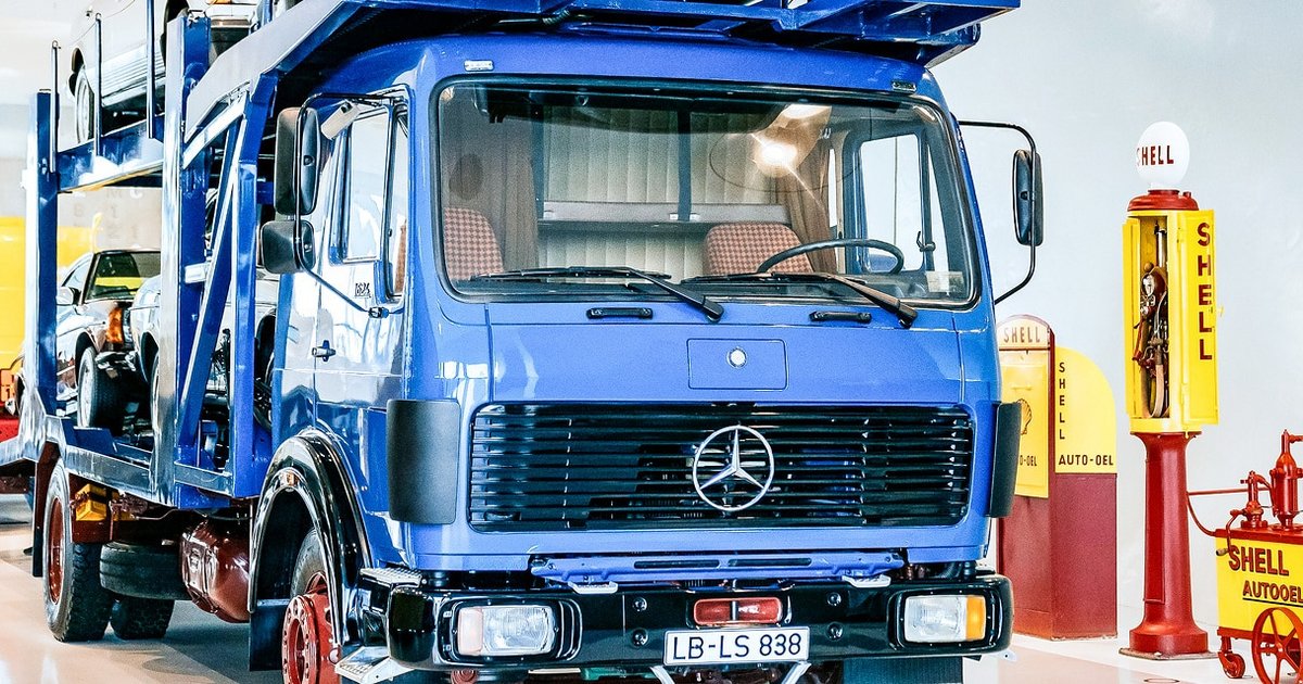 Gigant in luftiger Höhe: Der Autotransporter im Mercedes-Benz