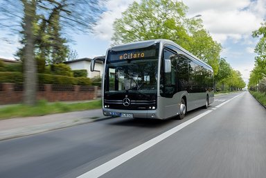 Der vollelektrisch angetriebene Stadtbus Mercedes-Benz eCitaro mit Batterien der neuesten Generation