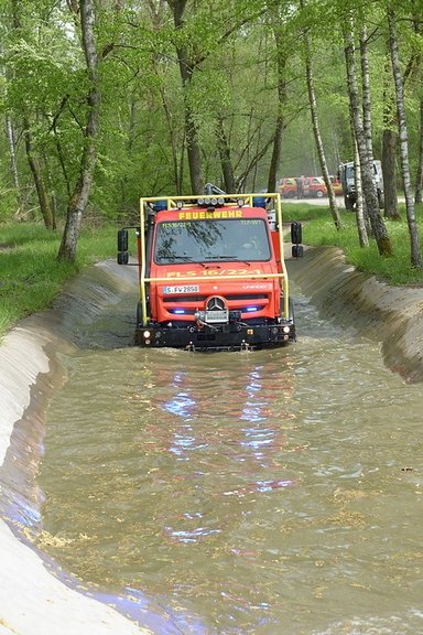 Unimog U 5023 at RETTmobil 2023: Mercedes-Benz Special Trucks unveils innovative combination pumper for forest firefighting and disaster relief