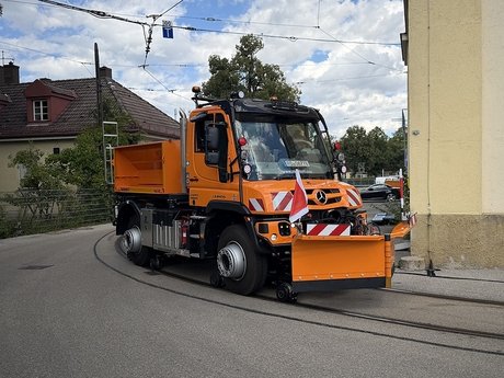 Mit starken Partnern: Daimler Truck zeigt Unimog auf der InnoTrans und übergibt Fahrzeug an die Stadt München