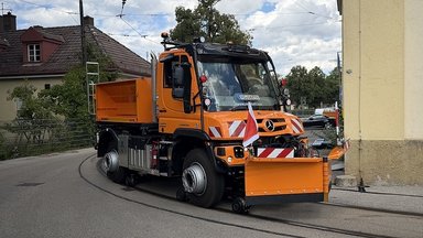 With strong partners: Daimler Truck showcases the Unimog at InnoTrans and hands over a vehicle to the City of Munich