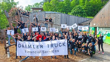 Social Day bei Daimler Truck Financial Services: Mitarbeitende verschönern den Aktivspielplatz Musberg 