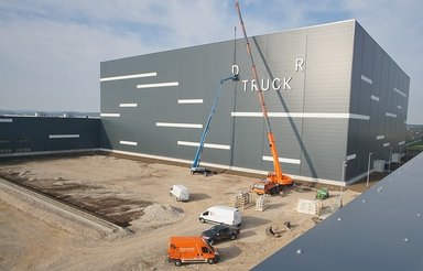 Baufertigstellung schreitet voran: Daimler Truck Unternehmenszeichen am Global Parts Center Halberstadt montiert