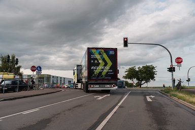 Großes Hallo in Halberstadt: eActros 600 fährt 30 Kilometer rückwärts auf öffentlichen Straßen zum Global Parts Center