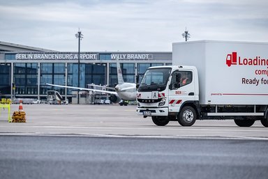 Ready for take off: Flughafen Berlin Brandenburg GmbH setzt auf vollelektrischen eCanter der Daimler Truck Marke FUSO