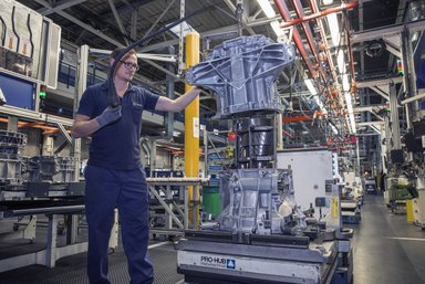 Fertigung von schweren Lkw-Getrieben im Mercedes-Benz Werk Gaggenau (Werkteil Rastatt)