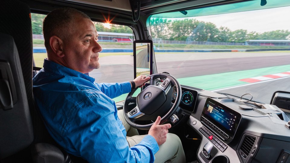 Marco Hellgrewe am Steuer des eActros 600.