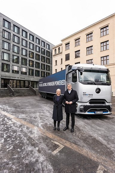 Hauptstadtbesuch: Daimler Truck präsentiert neuen Brennstoffzellen-Lkw und betont Zusammenarbeit zwischen Politik und Industrie bei Dekarbonisierung