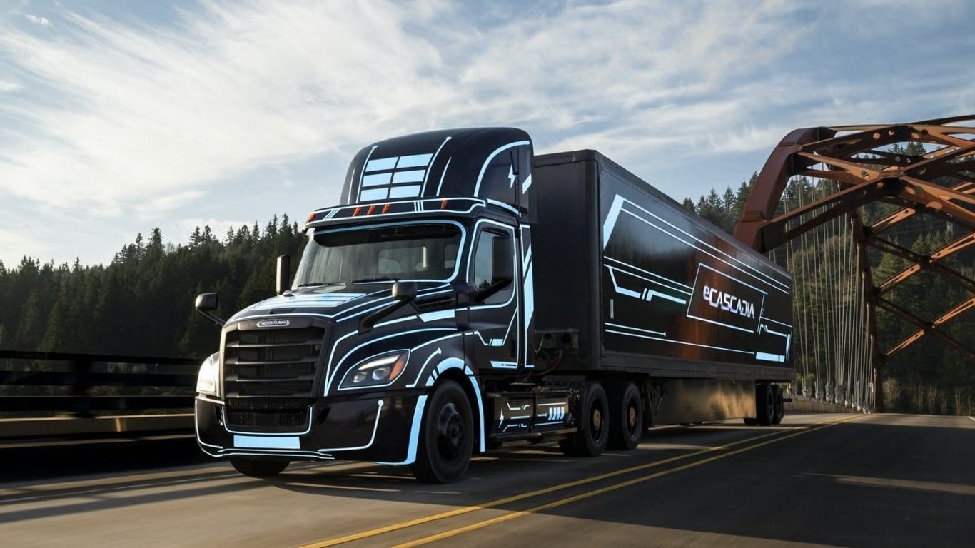 Daimler Truck North America, NextEra Energy Resources and BlackRock Renewable Power announce plans to accelerate public charging infrastructure for commercial vehicles across the U.S.