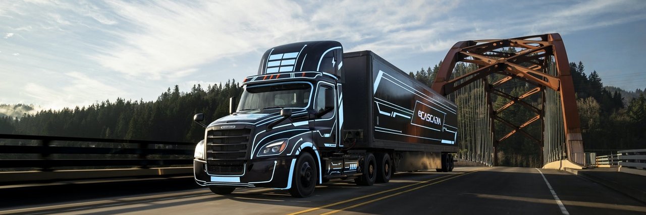 Freightliner eCascadia auf Brücke