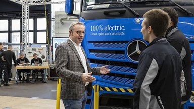 Daimler Truck Personal-Vorstand Jürgen Hartwig begrüßt neue Auszubildende im Mercedes-Benz Werk Wörth