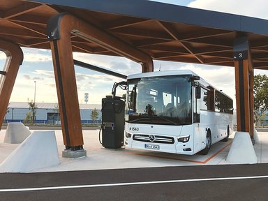 Heiß auf E: erfolgreiche Sommererprobung des neuen Mercedes-Benz eIntouro in Spanien