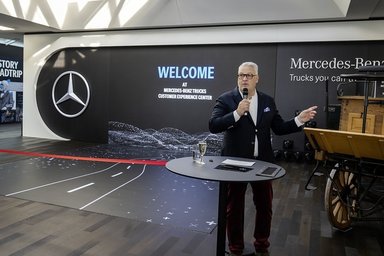 Mercedes-Benz Trucks eröffnet neues Customer Experience Center – Fokus auf Kundenorientierung und Markenwerte