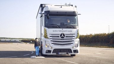 Mercedes-Benz Trucks präsentiert zwei Weltneuheiten im Lkw für mehr Sicherheit auf der Straße