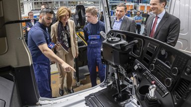 Rheinland-pfälzische Ministerpräsidentin Malu Dreyer besucht Mercedes-Benz Lkw-Werk in Wörth am Rhein