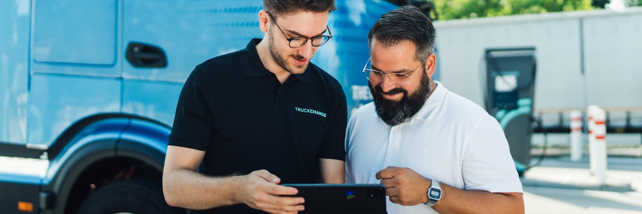 Zwei Personen überprüfen digitale e-Services via einem Tablet