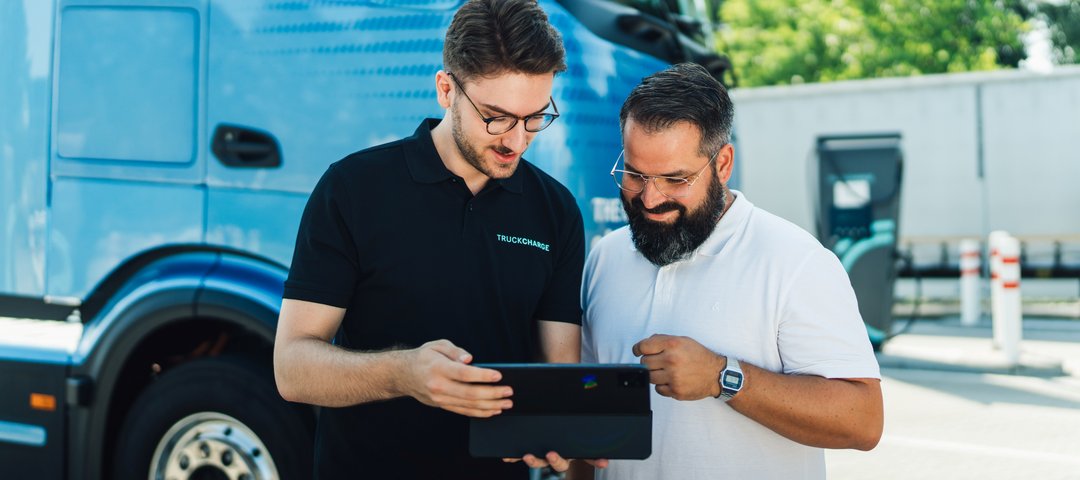 Zwei Personen überprüfen digitale e-Services via einem Tablet