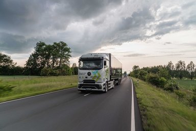 Großes Hallo in Halberstadt: eActros 600 fährt 30 Kilometer rückwärts auf öffentlichen Straßen zum Global Parts Center