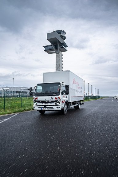 Ready for take off: Flughafen Berlin Brandenburg GmbH setzt auf vollelektrischen eCanter der Daimler Truck Marke FUSO