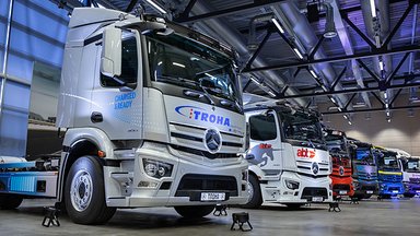 Elektrifizierung der Werkslogistik im Mercedes-Benz Werk Wörth schreitet mit großen Schritten voran: erste zwölf E-Lkw an Kunden übergeben