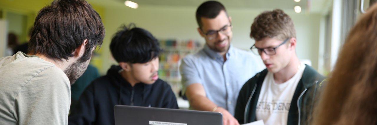 Dr. Jerôme Azzola mit einer Gruppe von Schülern