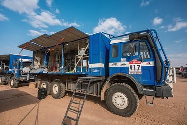 Dakar Rallye 2025: zwei Mercedes-Benz Lkw-Legenden als rollende Werkstätten beim härtesten Rennen der Welt
