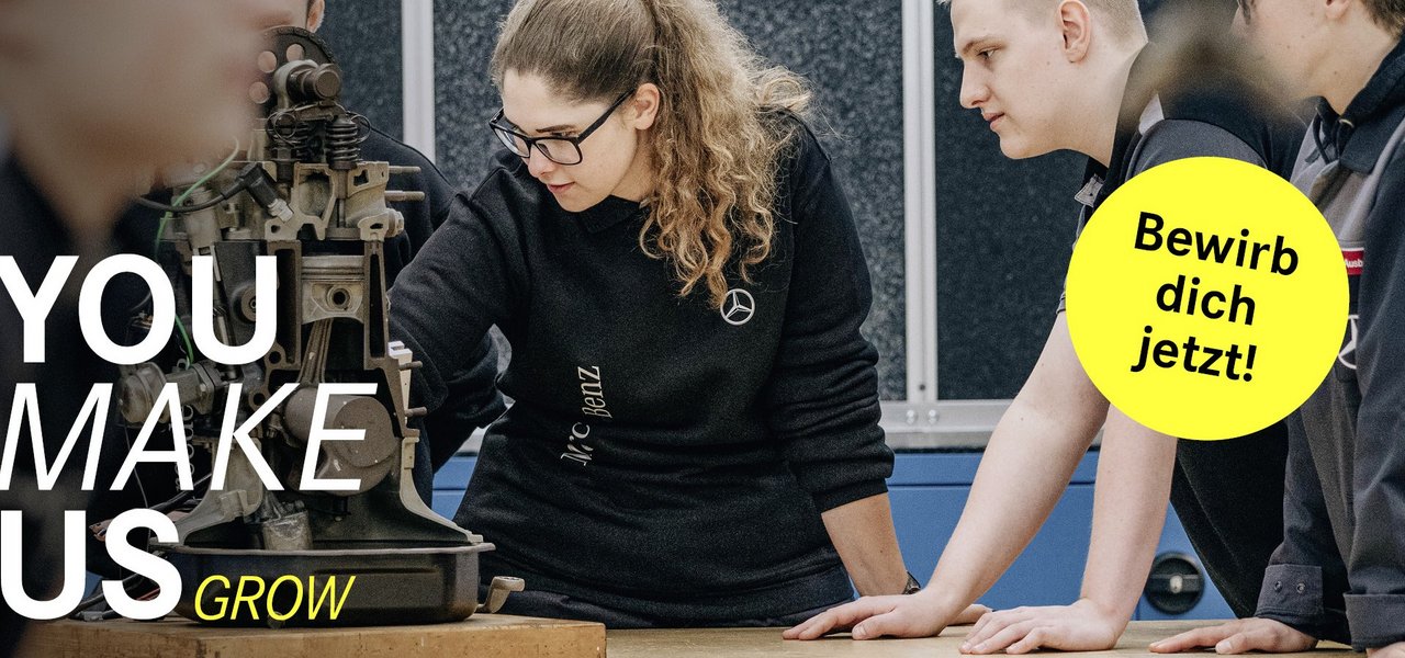 Eine Gruppe von jungen Teammitgliedern analysiert eine mechanische Vorrichtung in einer Werkstatt. Der Slogan 'You make us grow' ist auf der linken Seite zu sehen, begleitet von einem gelben Button mit 'Bewirb dich jetzt!'
