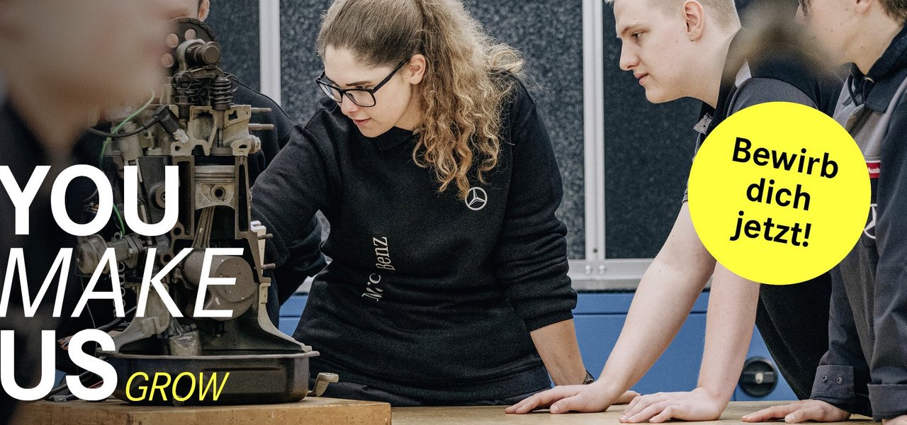 Eine Gruppe von jungen Teammitgliedern analysiert eine mechanische Vorrichtung in einer Werkstatt. Der Slogan 'You make us grow' ist auf der linken Seite zu sehen, begleitet von einem gelben Button mit 'Bewirb dich jetzt!'