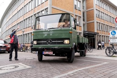 Fest für Klassiker in Karlsruhe: Mercedes-Benz Trucks mit Oldtimer-Lkw bei „Tribut an Carl Benz“
