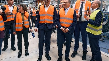 Federal Environment Minister Carsten Schneider and Minister-President Alexander Schweitzer visit Daimler Truck site in Wörth am Rhein