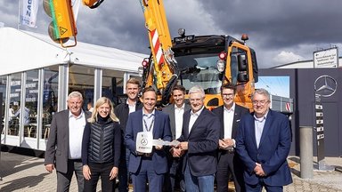 Übergabe Zweiwege-Unimog an die Verkehrsbetriebe Karlsruhe