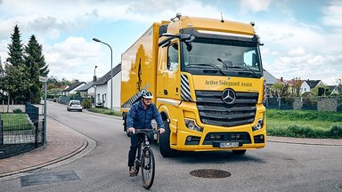 Nicht nur am Weltfahrradtag - Mercedes-Benz Lkw liegt die Sicherheit der Radfahrenden am Herzen