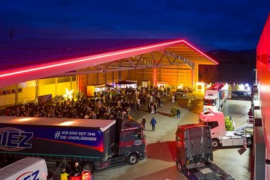 Daimler Truck baut halböffentliches Ladenetzwerk für Lkw auf – erste Pilotkunden erfolgreich gestartet