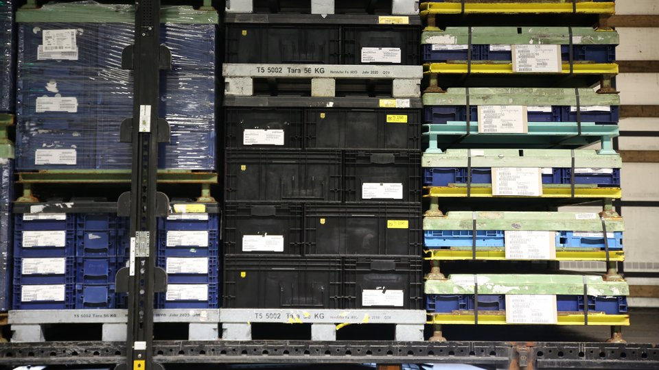 Der gefüllte Laderaum eines Lkw in der Entladezone im Plant Consolidation Center