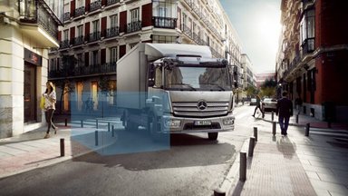 Sicherheit für alle: Mercedes-Benz und Setra bieten Abbiege-Assistenzsysteme zum Nachrüsten für Lkw und Omnibusse