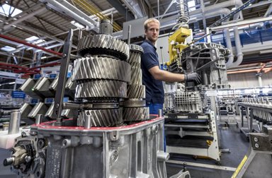 Fertigung von schweren Lkw-Getrieben im Mercedes-Benz Werk Gaggenau (Werkteil Rastatt)