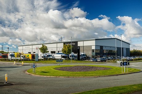 Daimler Truck stärkt eigenes Vertriebsnetz in Europa: Expansion nach Großbritannien durch die Übernahme der eStar Truck & Van Ltd.