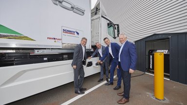 Vollelektrischer Mercedes-Benz Lkw für den schweren Verteilerverkehr: Hamburger Supermärkte werden ab jetzt elektrisch beliefert: Mercedes-Benz Trucks übergibt eActros an Meyer-Logistik