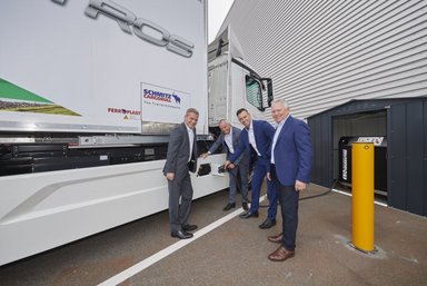 Fully electric Mercedes-Benz truck for heavy-duty distribution: Hamburg supermarkets receive deliveries electrically now: Mercedes-Benz Trucks hands over eActros to Meyer-Logistik