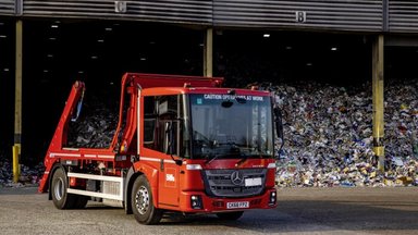 43 neue Mercedes-Benz Econic mit Spezialaufbauten für Großbritannien