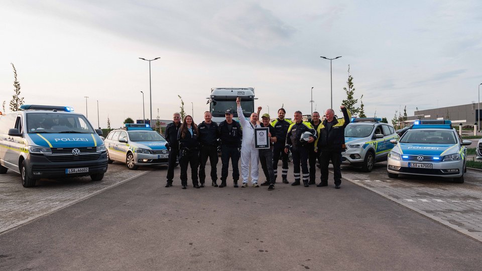 Die Crew freut sich gemeinsam mit Polizist:innen über die gelungene Fahrt.