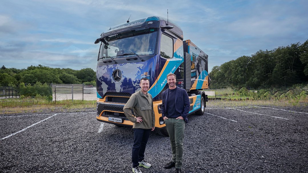 Tobias Wagner und Achim Puchert vor dem eActros 600.